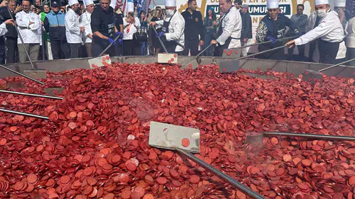 Dünyanın En Büyük Sucuklu Yumurtası Afyonkarahisar’da Pişti!