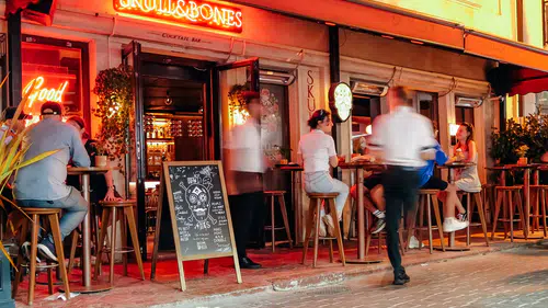 Skull & Bones: Karaköy’ün Ruhunu Sahneye Taşıyan Mekân