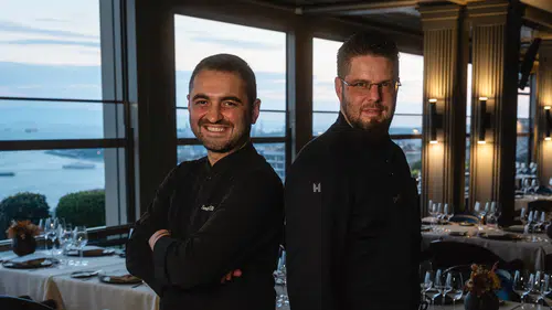 İzaka Terrace'ta İki Şefin Göz Alıcı Mutfak İşbirliği: Farklı Kültürlerden Ortak Menü!