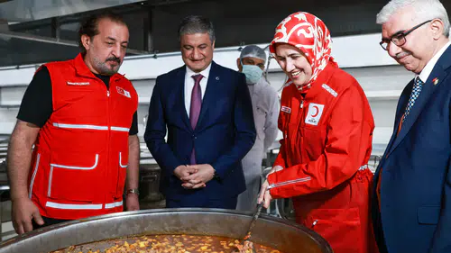 Türk Kızılay, Adana'da Yeni Aşevi Açtı ve Tarihi Taşköprü'de İftar Sofrası Kurdu!