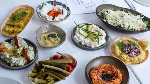 Ezel Akay, Buselik ile Meyhane Geleneğini Modern Bir Anlayışla Yeniden Hayata Geçiriyor!