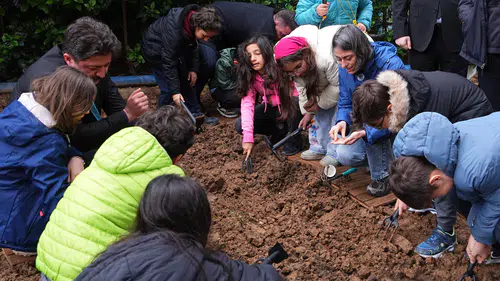 Üsküdar'da Çocuklar Ata Tohumları ile Toprağa Dokundu: Geleceğe Yeşil Bir Yatırım!