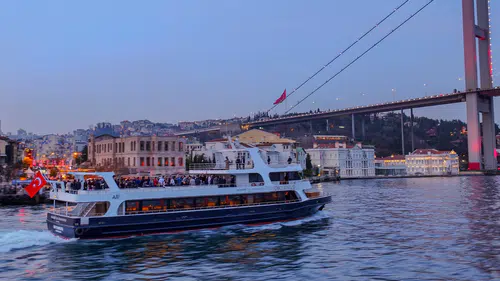 Boğaz'da Yeni Bir Deneyim: Swissôtel Teknesiyle Unutulmaz Davetler!