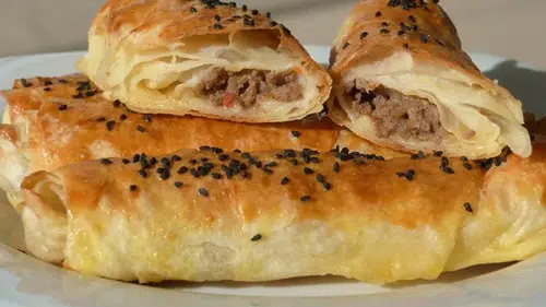 Kahvaltıda Zahmetsiz ve Harika Bir Seçenek: Çıtır Kıymalı Börek Tarifi!
