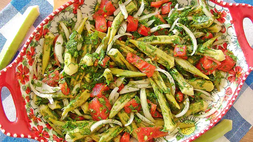 Yaz Aylarının Ferahlatanı: Pratik Bamya Salatası Tarifi!