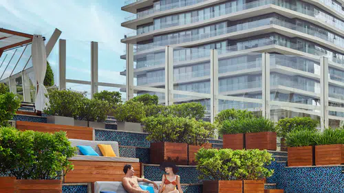 Raffles İstanbul'un Açık Havuzu Lounge6 Yaz Atmosferini Şehre Taşıyor
