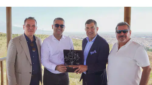 Kâmil Koç ve Mercedes-Benz Türk: Bir Asırlık Başarıyı Fidanlarla Taçlandırdılar!