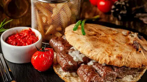 Balkan Mutfağının Lezzetlerinden Biri Olan Cevapi Köfte Tarifi...