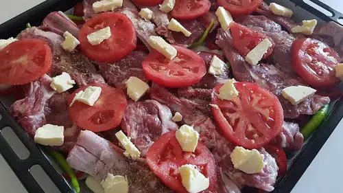 Fırında Lezzetli Tepsi Pirzola: Pratik Tarif!