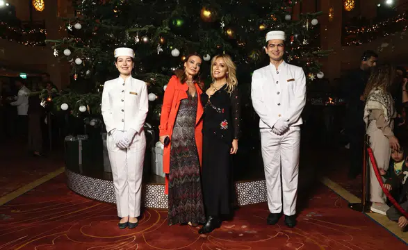 Yeni Yıl Coşkusunu Taçlandıran Peninsula'da Büyüleyici Işıklarla Süslenmiş Geleneksel Yılbaşı Ağacı!