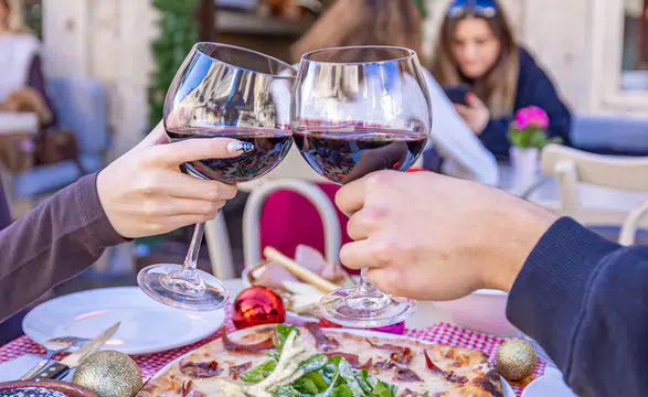 Budins Alaçatı, Sevgililer Günü’nü Unutulmaz Bir Lezzet Yolculuğuyla Taçlandırıyor!