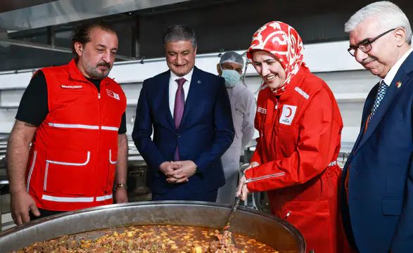 Türk Kızılay, Adana'da Yeni Aşevi Açtı ve Tarihi Taşköprü'de İftar Sofrası Kurdu!