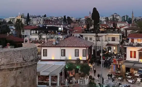 Kaleiçi'nde 1000 Kişilik İftar Sofrası: Turizmcilere Umut Veren Bir Sezon İçin Dua Töreni Gerçekleşti