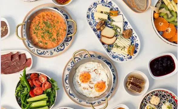 Sultanahmet'te Gizli Cennet: Yeşil Ev'de Pazar Kahvaltı Keyfi Başladı!