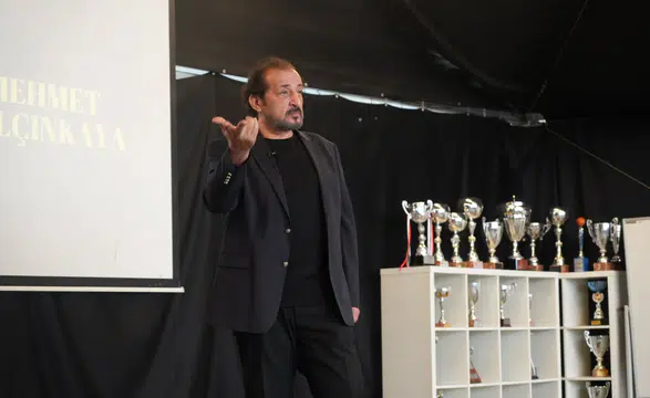 Şef Mehmet Yalçınkaya, BİLGİ Üniversitesi'nde Öğrencilerle Bir Araya Gelerek 'Başarı İçin Zorluklarla Yüzleşmek Gerekiyor' Mesajını Verdi