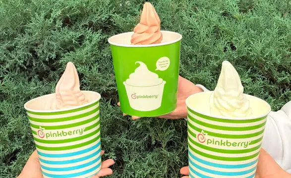 Pinkberry'den Dondurulmuş Yoğurt Zirvesi: Natürel Tatlarla Eşsiz Deneyim!