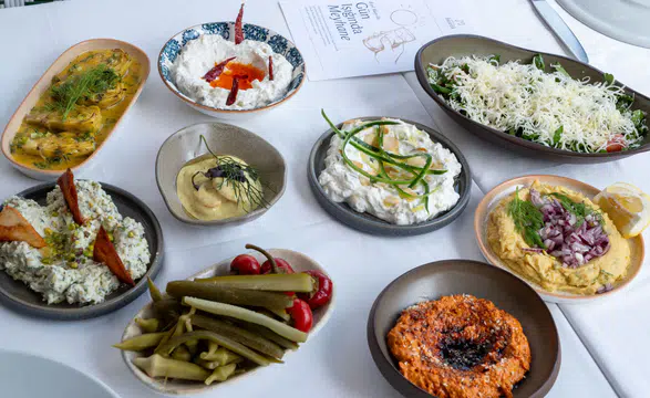 Ezel Akay, Buselik ile Meyhane Geleneğini Modern Bir Anlayışla Yeniden Hayata Geçiriyor!