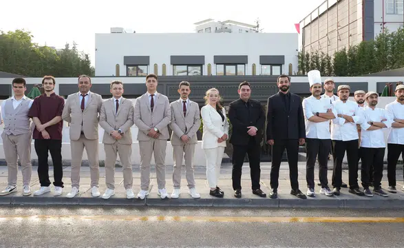 Alaz Restoran, Mehmet Yalçınkaya'nın İmzasıyla Birinci Yaşını Coşkuyla Kutladı!