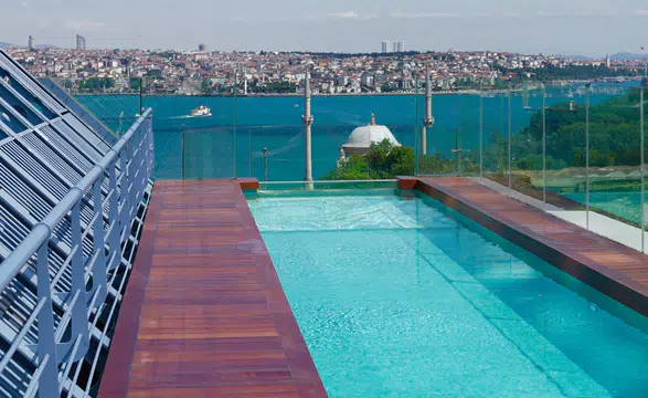 Rooftop Sonsuzluk Havuzu: Şehir Hayatından Uzaklaşmanın Yeni Yolu