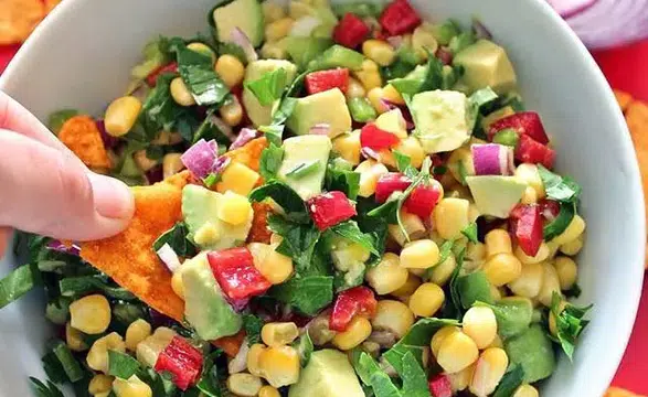 Lezzet Bombası: Avokadolu Mısır Salatası Nasıl Yapılır?