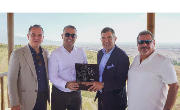 Kâmil Koç ve Mercedes-Benz Türk: Bir Asırlık Başarıyı Fidanlarla Taçlandırdılar!