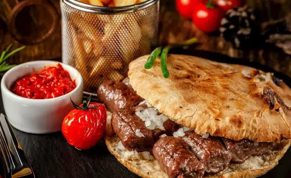 Balkan Mutfağının Lezzetlerinden Biri Olan Cevapi Köfte Tarifi...