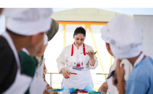 Sinangil ve Kalben Derneği, miniklerin pastacılık yeteneklerini keşfetmesi için özel bir atölye düzenledi.