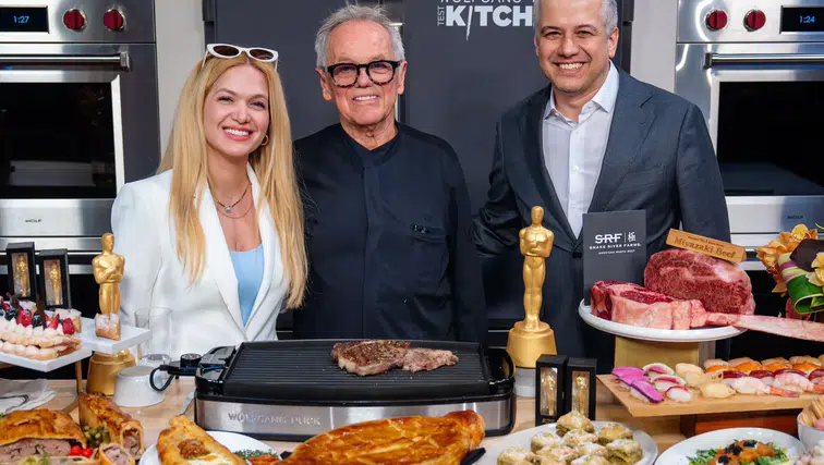 Karaca, Üç Yıldır Yıldızlarla Birlikte Sofra Kuruyor!