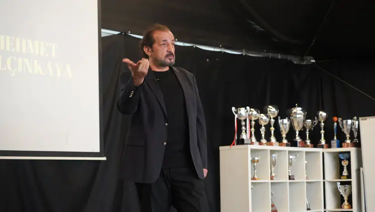 Şef Mehmet Yalçınkaya, BİLGİ Üniversitesi'nde Öğrencilerle Bir Araya Gelerek 'Başarı İçin Zorluklarla Yüzleşmek Gerekiyor' Mesajını Verdi