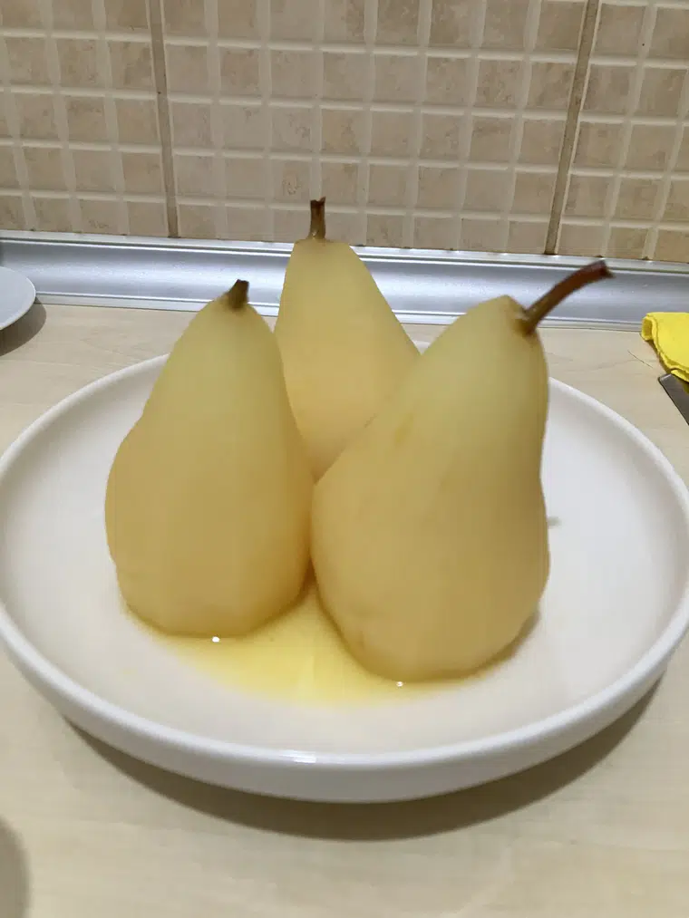 Altın Dokunuş: Portakal Suyunda Safranlı Poşe Armut ile Sonbaharın Lüks Yorumu