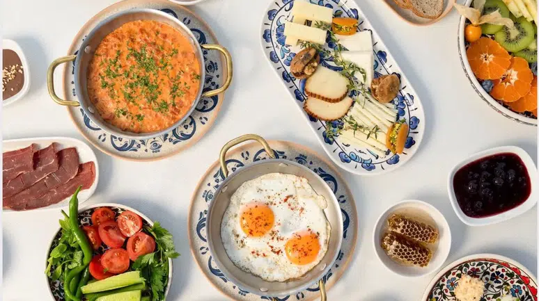 Sultanahmet'te Gizli Cennet: Yeşil Ev'de Pazar Kahvaltı Keyfi Başladı!