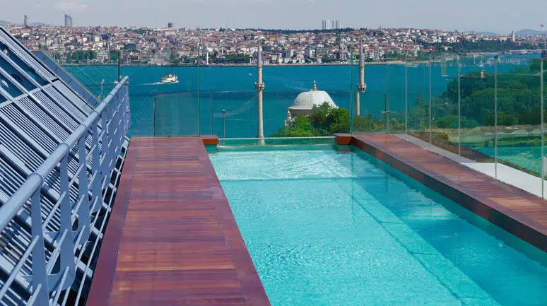 Rooftop Sonsuzluk Havuzu: Şehir Hayatından Uzaklaşmanın Yeni Yolu