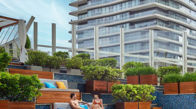 Raffles İstanbul'un Açık Havuzu Lounge6 Yaz Atmosferini Şehre Taşıyor