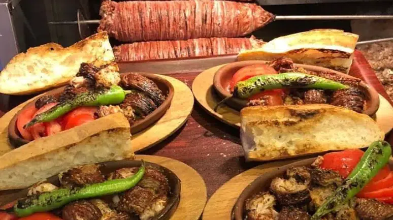 İstanbul'da Ağızda Dağılan Çıtır Kokoreçler: Kaçırılmaması Gereken Lezzet Durakları!