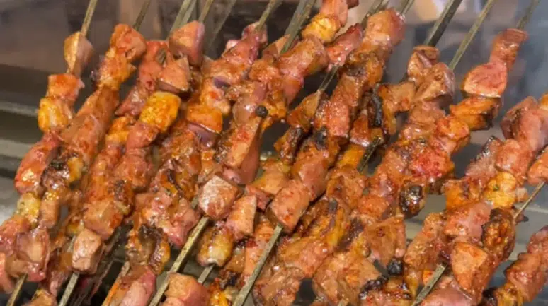 Adana'nın Ünlü Pazar Ciğeri, Onur Kebap ile İstanbul'da Yeniden Hayat Buluyor