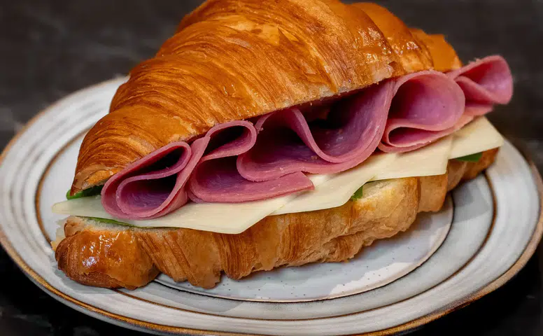 Kruvasan Severler Dikkat: Dünya Kruvasan Günü'nü Cafe Marmara’nın Eşsiz Tatlarıyla Yaşayın!