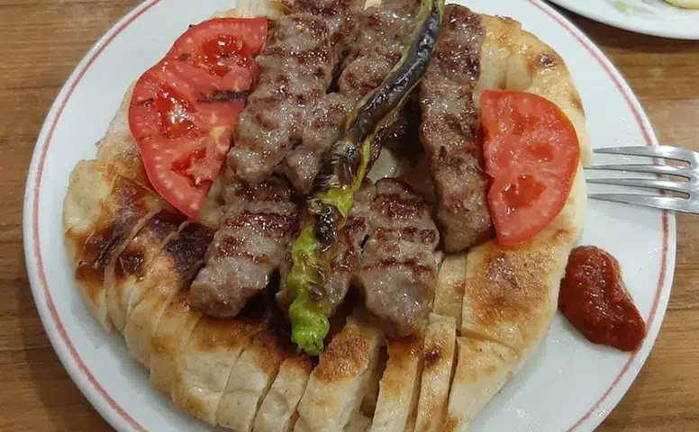 Akhisar Mutfağının İncisi: Eşsiz Geleneksel Köfte Tarifi!