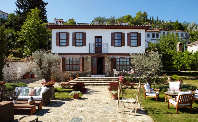 Şirince'de Zeytin Hasadı Coşkusu: Güllü Konakları'nda Doğanın Melodisi