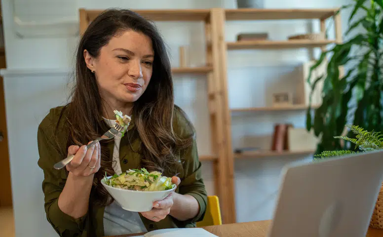 Ekran Bağımlılığı ve Yemek Alışkanlığı: Psikolojik Etkileriyle Dikkat Çekiyor!