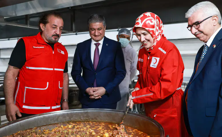 Türk Kızılay, Adana'da Yeni Aşevi Açtı ve Tarihi Taşköprü'de İftar Sofrası Kurdu!