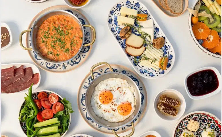 Sultanahmet'te Gizli Cennet: Yeşil Ev'de Pazar Kahvaltı Keyfi Başladı!