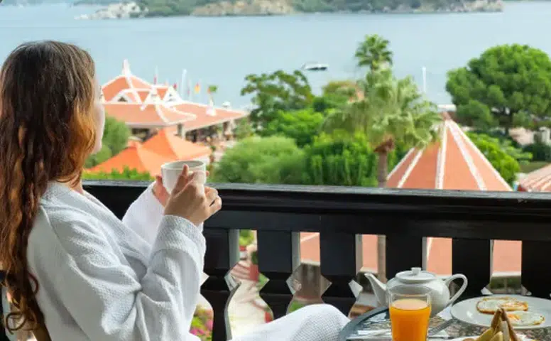 Zamansız Bir İkon Yeniden Taht Kurdu: Martı Resort, “Marmaris’te Lüks Konaklamanın Zirvesi” Olarak Öne Çıktı