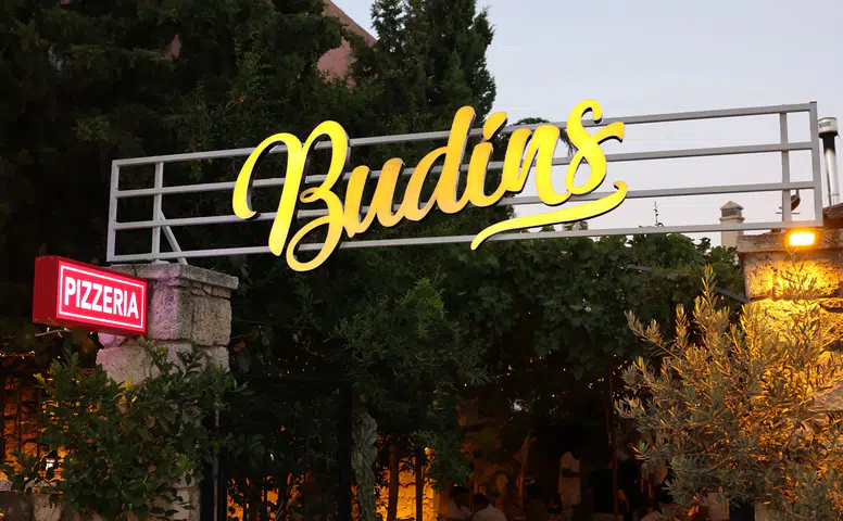 Alaçatı'nın Gözbebeği Budins, Kalbindeki Enerjiyi Hâlâ Taşıyor!