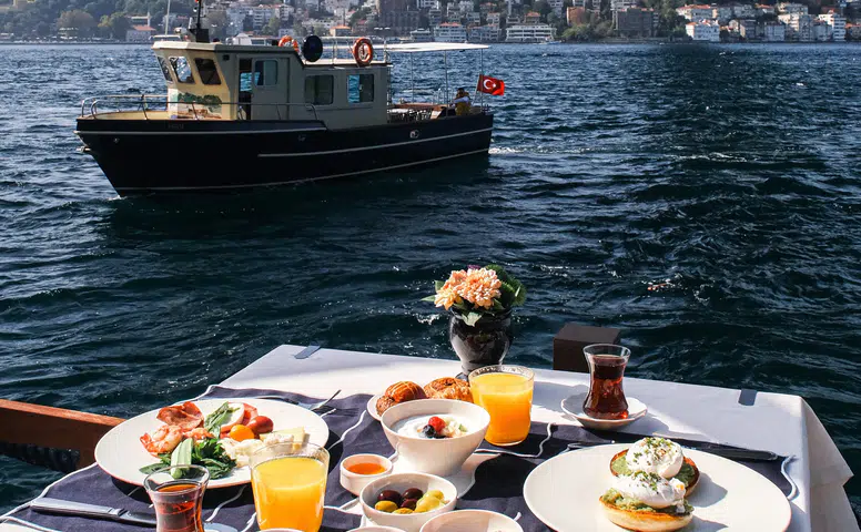 Boğaz'da Anneler Günü İçin Özel Bir Brunch Deneyimi: LACİVERT’TE Unutulmaz Bir Kutlama!