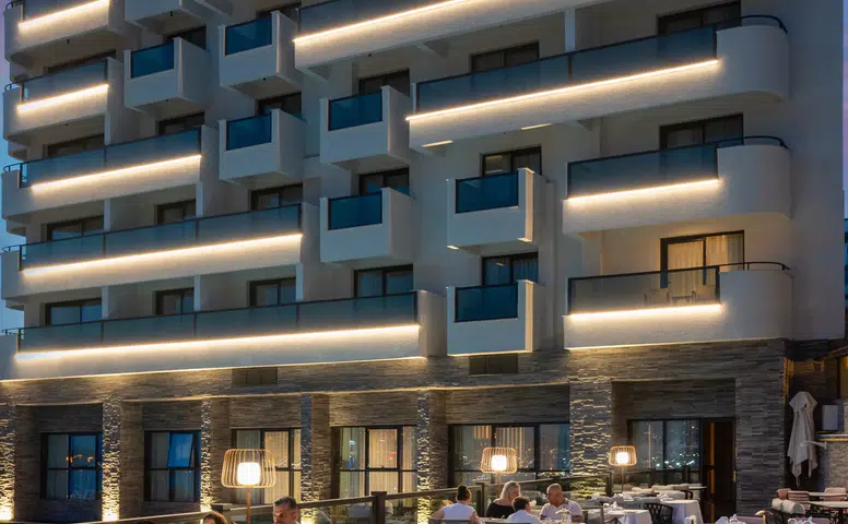 Kuşadası'nın Lezzet Merkezi "Savlo", Yeni Sezonunu Coşkuyla Karşıladı!