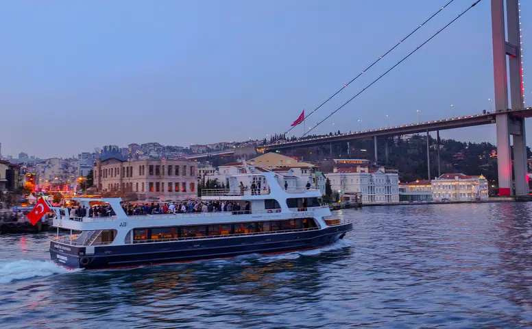 Boğaz'da Yeni Bir Deneyim: Swissôtel Teknesiyle Unutulmaz Davetler!