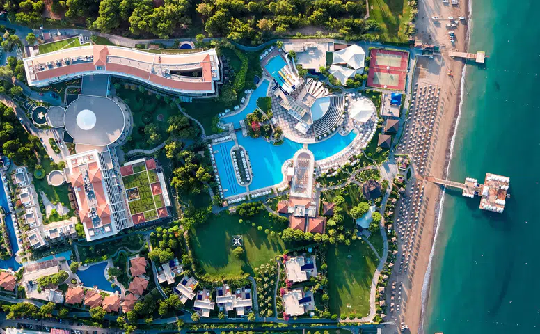 Ela Excellence Resort Belek yenilenebilir enerjiyle sürdürülebilir turizme yöneliyor, I-REC sertifikasını aldı.