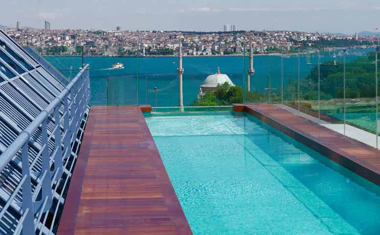 Rooftop Sonsuzluk Havuzu: Şehir Hayatından Uzaklaşmanın Yeni Yolu