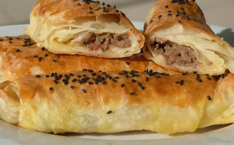 Kahvaltıda Zahmetsiz ve Harika Bir Seçenek: Çıtır Kıymalı Börek Tarifi!