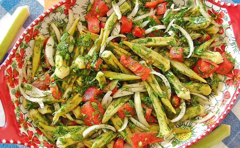Yaz Aylarının Ferahlatanı: Pratik Bamya Salatası Tarifi!